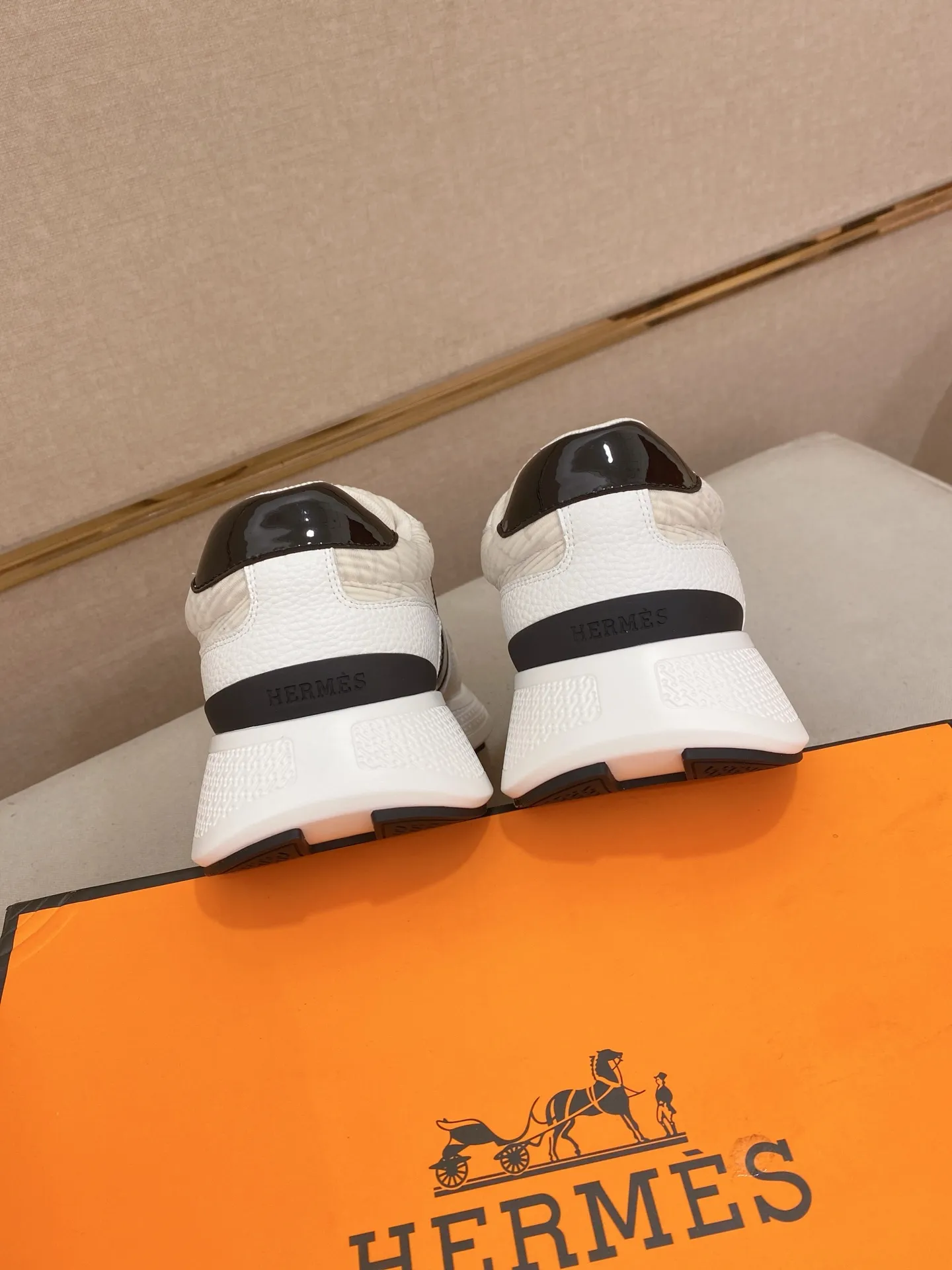 Factory price: 560💰《HERMES》【Classic Original Version】Hermès; Top 🔝 Purchasing Agency 🔍🔍Men's latest 🇺🇸 counters are on sale simultaneously, imported from Italy original ▲▲cowhide ▲▲ (high-end, nobility, class) ) Exquisite workmanship (Italian 🇮🇹 imported water-dyed 🐂 cowhide lining) sole: original sole provided by the original factory, ⚠️exclusive double-layer activity·TPR·rubber·combined molded outsole; super comfortable·wear-resistant·non-slip·environmental protection The real thing is more beautiful if you take the real thing (high quality, follow the order). You can enter and exit the counter at will * Number of yards: 38-44 (45 can be customized and cannot be returned or exchanged)